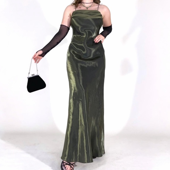 Elegant Green Dress with Black Accents - Picture 2 of 4